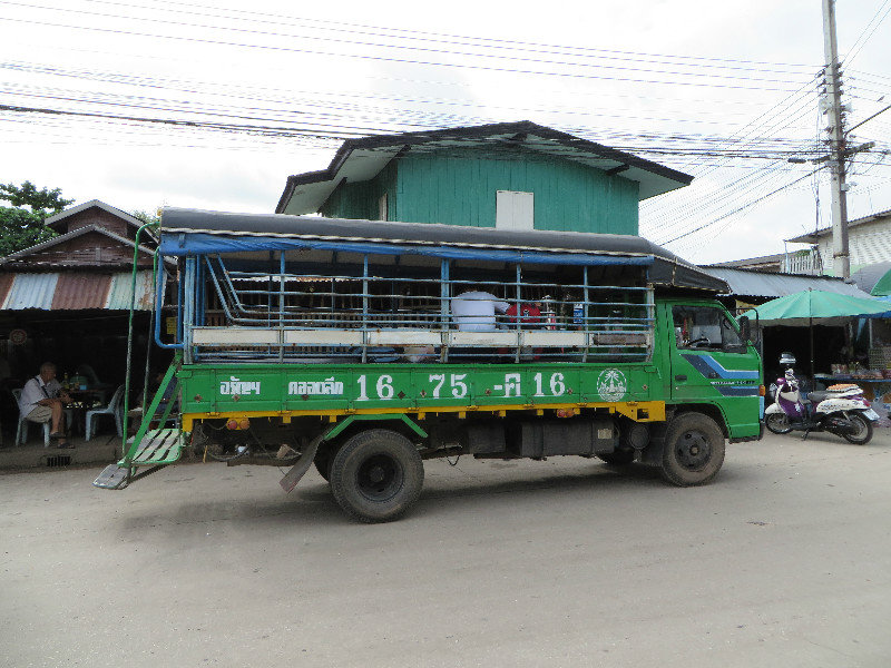 Este pedazo de bus-camioneta nos llevó hasta la frontera de Camboya