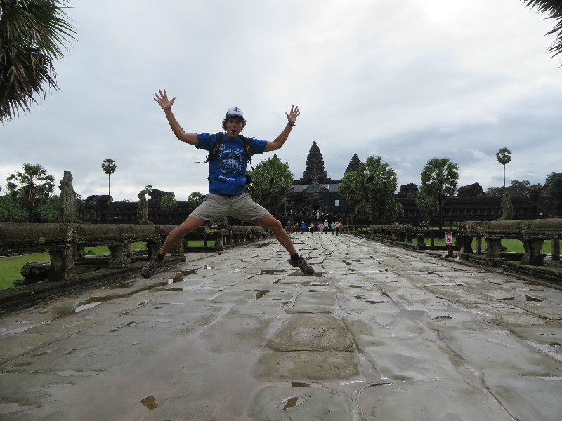 Haciendo el capullo en la entrada de Angkor Wat