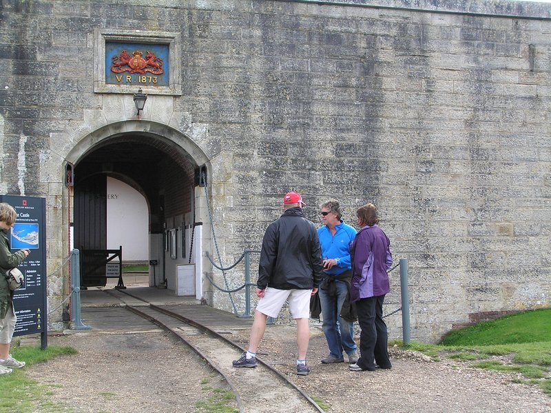 20110918P053 Dave Barry Sally entrance to Hurst castle