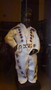 Elvis costume on Manneken Pis