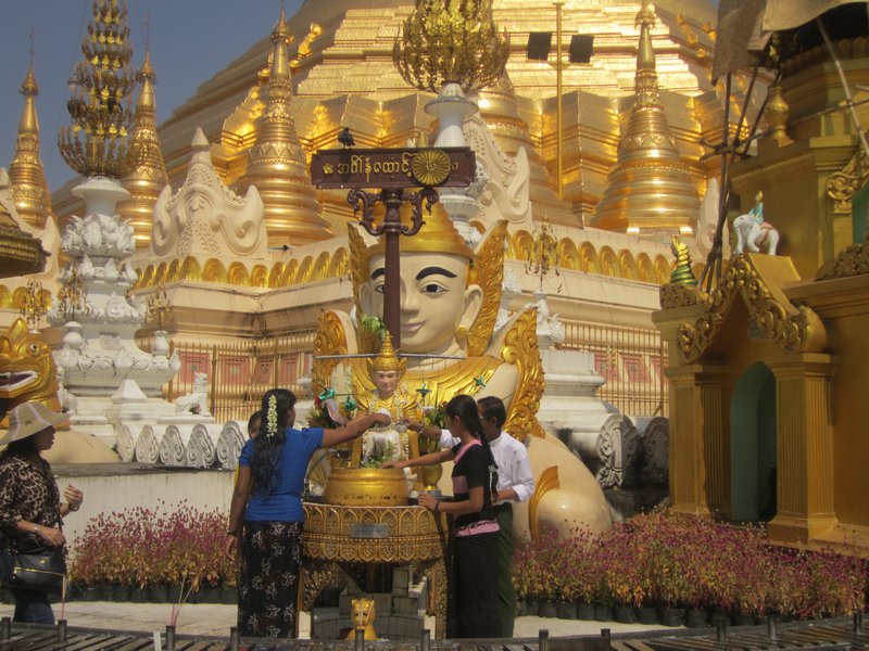 Shwedagon Paya - prayers