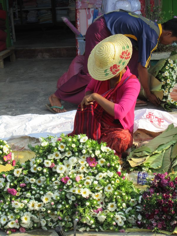 Old woman at Nyaung market