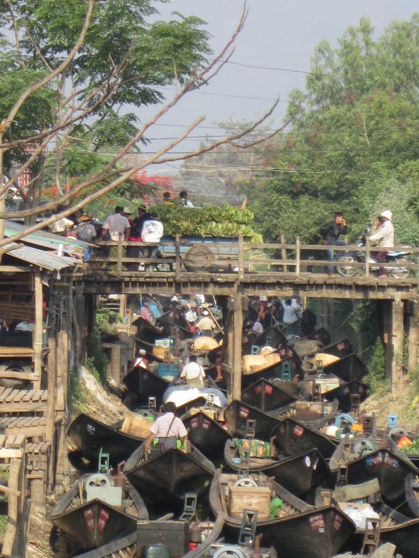 Hilltribe traders at Kalaw market