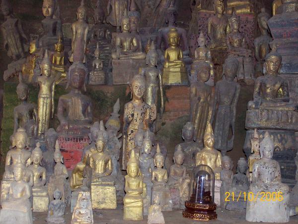 Cave with 4000 buddas in it