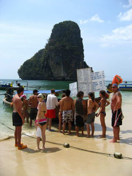 Queue to buy lunch cooked from a boat