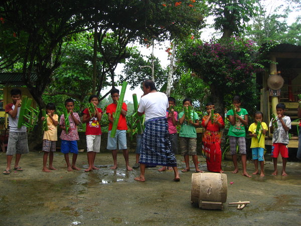 Orthan children playing music for the tourists