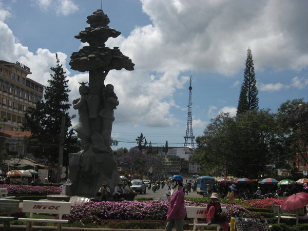 Town Square, Delat
