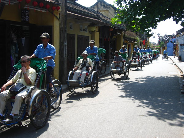 Cyclo Convoy Thru' Town