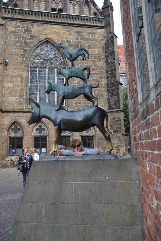 Mikaela with the Bremen City Musicians