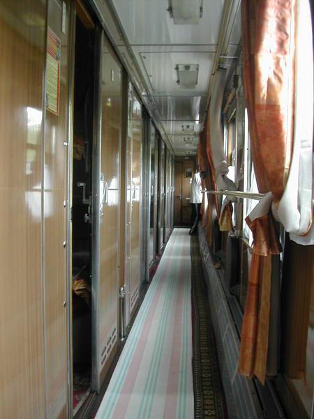 El pasillo de un vagón del Transiberiano