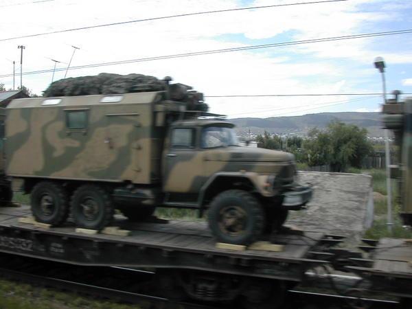 Tren de mercancia militar desde el Transmongoliano