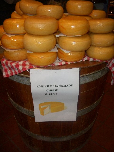 1 kilogram of round cheese