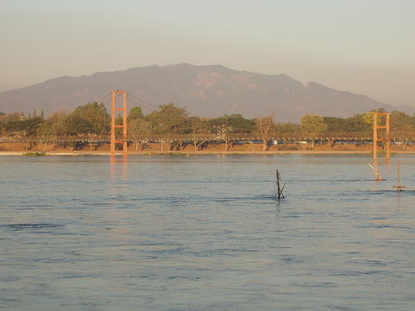 Pont suspendu au dessus du Mae Nam Ping