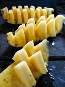 the coolest way to cut pineapple