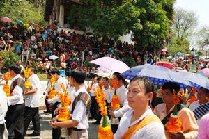 The parade route is from Wat Chom Si to Wat Xieng Thong