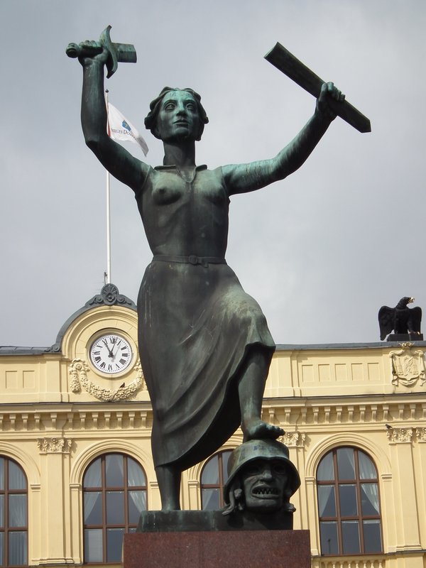 Karlstad statue - thats gotta hurt