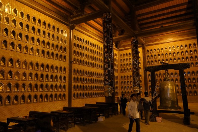 A wall of buddhas