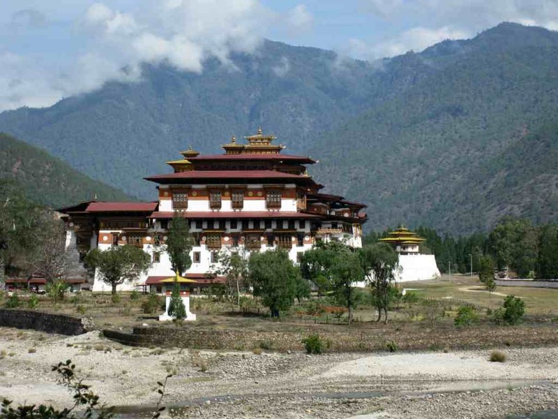 B9-View of Punakha Dzong 001 [1024x768]