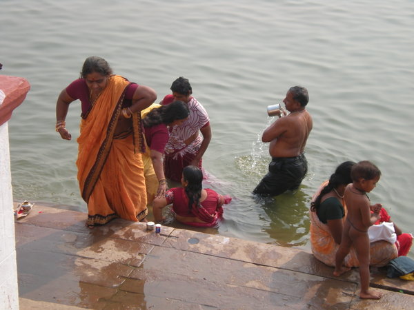 Varanasi - ablutions dans le Gange