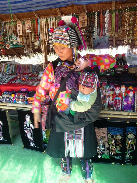 Chiang Rai - vendeuse d'artisanat dans un village