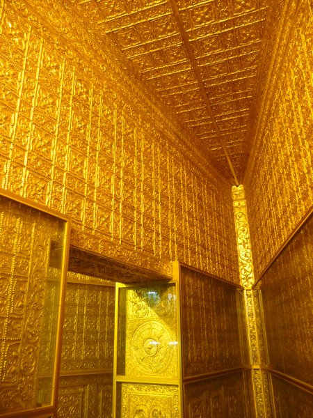 Yangon- interieur de pagoe - en or