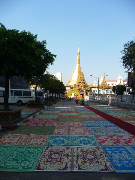 Yangon - tapis devant Sule pagoda