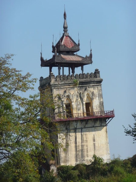 Inwa - ruine de la tour d'un vieux palais