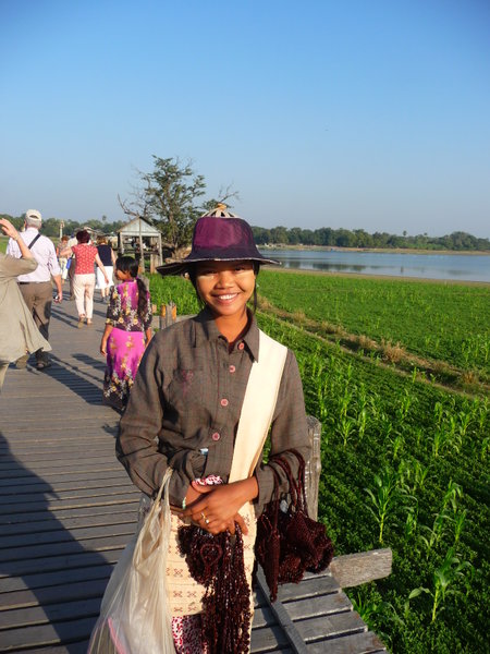 Amarapura - fille sur le pont U Bein