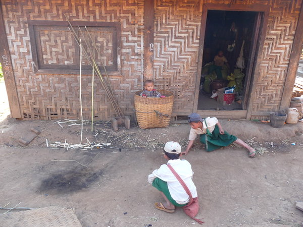Village palaung - on garde le petit frere