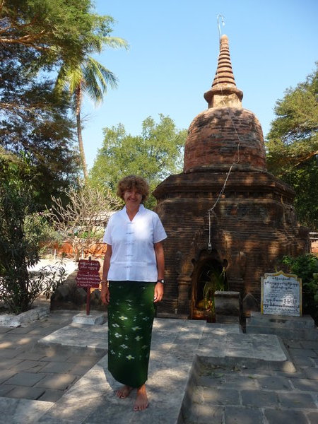 Bagan - visitant les temples en costume local