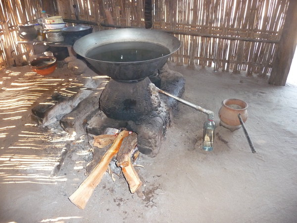 Mt Popa - on bouilli le jus de palme pour le whisky