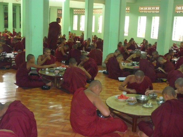 Bago -l'heure du lunch au monastère