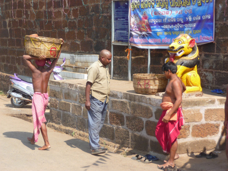 Bhubaneswar - transport de nourriture cuite au temple