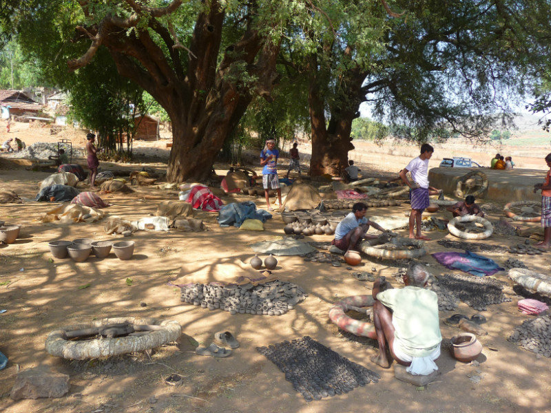 Village - atelier de poterie sous un arbre