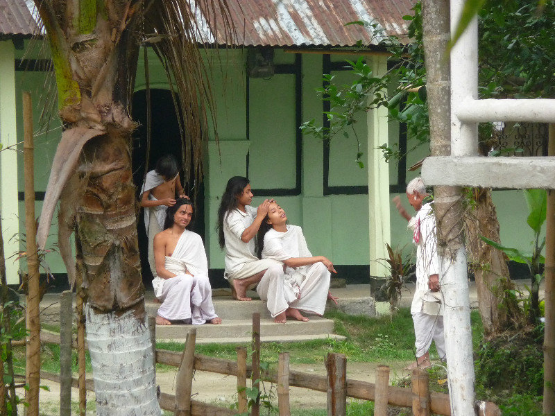 Satra - scene intime de toilette entre moines