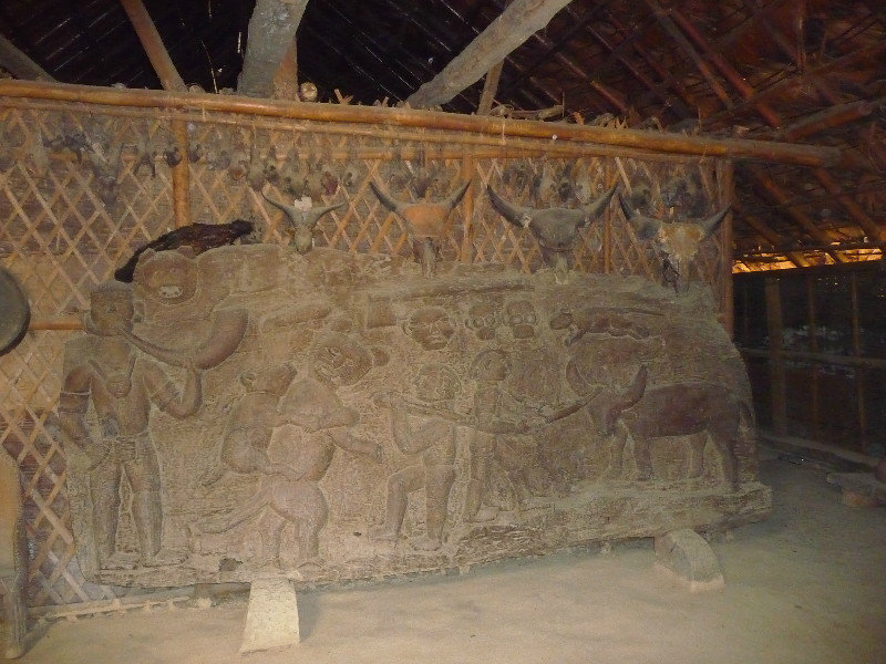 Paneau sculpte dans une maison Konyak