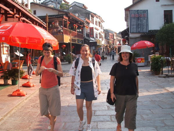 Phebe, Aurelia and Felicity on West St Yangshao