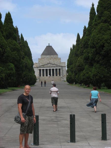 Kari Melbournessa ja taustalla sotien muistomerkki Shrine Of Remembrance