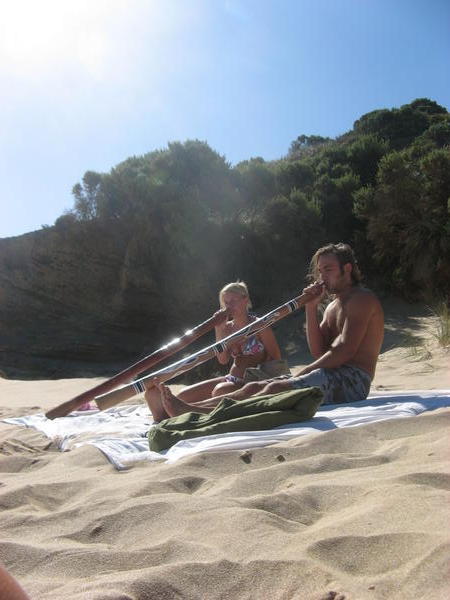 Gary ja Molly soittaa didgeridoota Johanna Beachilla