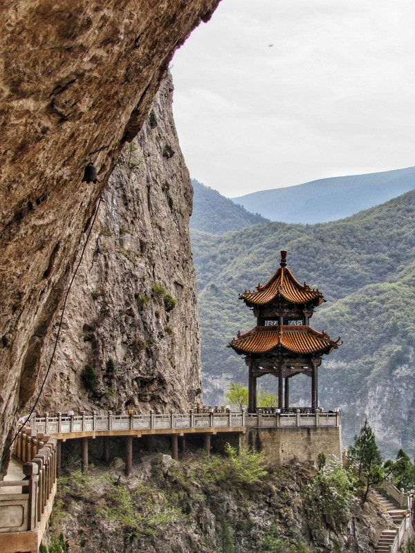 A pagoda on the cliff, Mianshan 