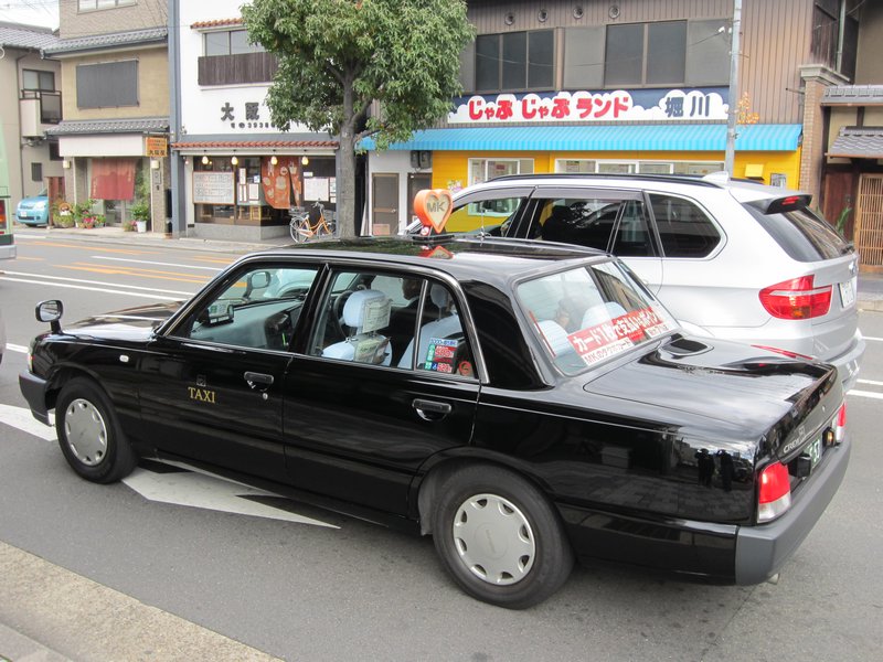 There's a taxi company in Kyoto with hearts on their roofs! 