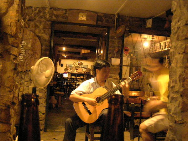Guitarist in jazz bar where the manager was drunk on 100 Pipers whiskey