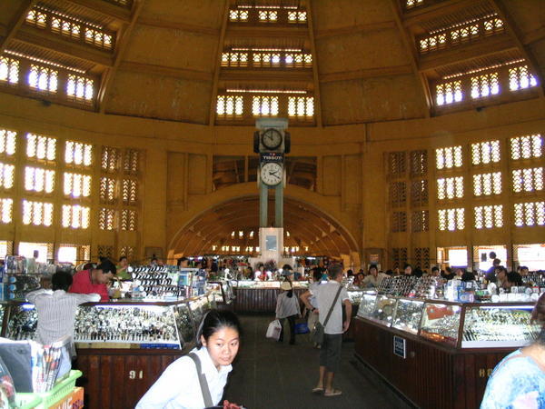 Inside Psar Thmey market