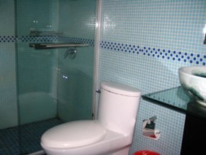 Yet another swish Chinese hostel bathroom