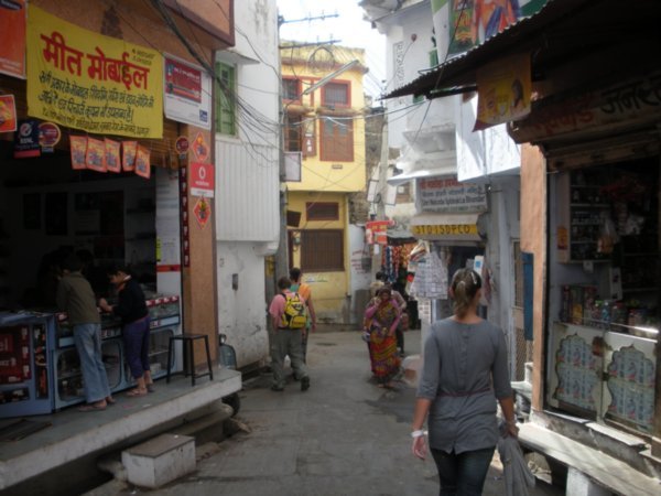 Donna walking through Udaipur street