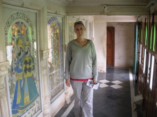 Donna in city palace corridor