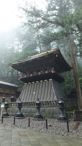 Drum towers at Niten-mon gate 