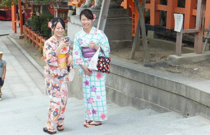 Kimono girls in Yasaka shrine