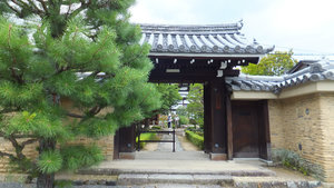 Gate at the entrance to Tenryu-ji grounds