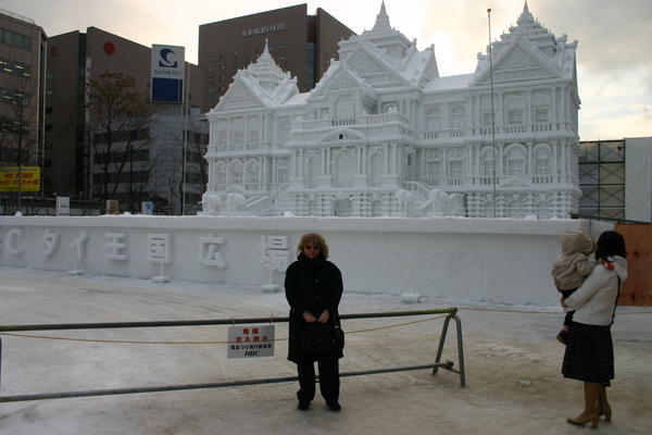 To give you an idea of the size of the "Grand Palace" in snow